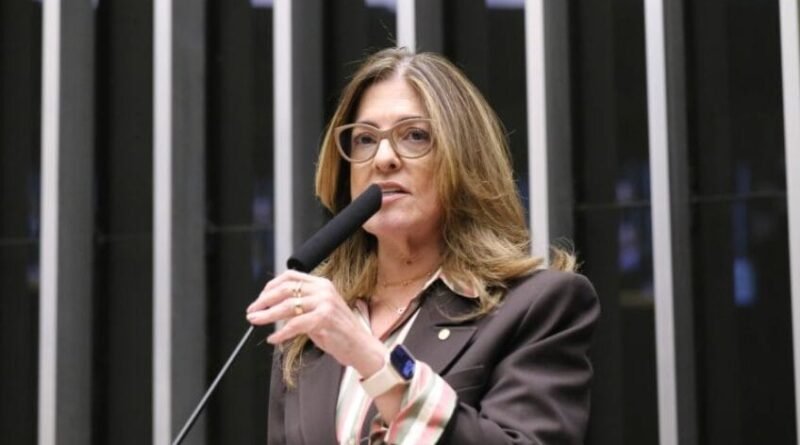 Comissão aprova proposta que garante intérprete de Libras em emergências
