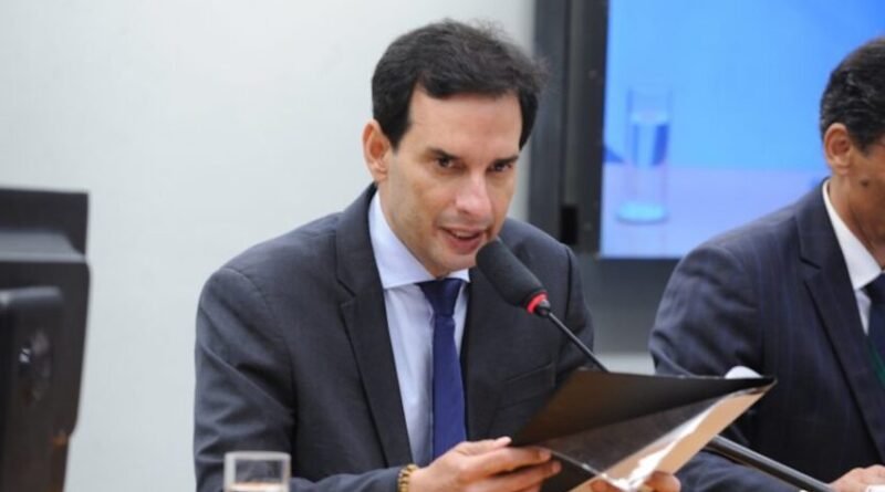 Comissão aprova regulamentação da profissão de detetive particular
