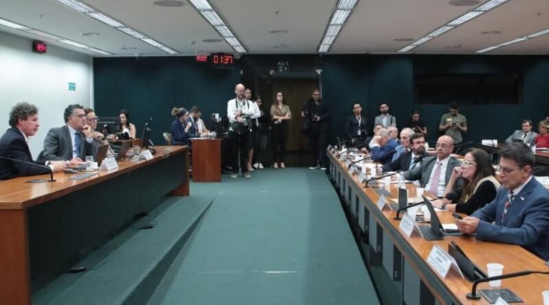 Comissão da Câmara analisa parecer sobre a extinção da escala 6x1