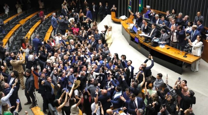 Congressistas revelam seus votos na derrubada do veto à dosimetria