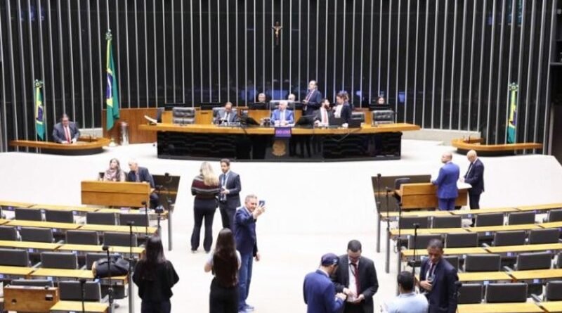 Congresso debate combate às deepfakes e alta nos preços da gasolina