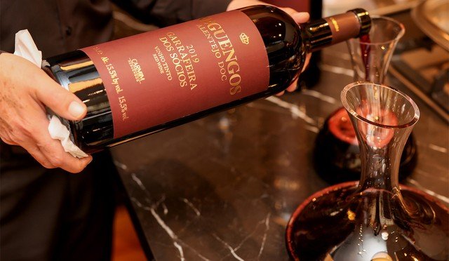 Consumo de vinho no Brasil atinge recorde em 2025, enquanto mercado global enfrenta dificuldades
