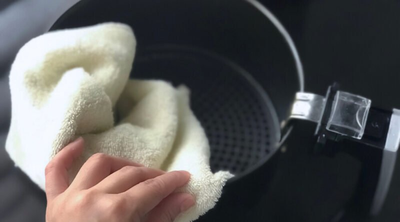 Cuidados essenciais para preservar sua air fryer: evite esponjas abrasivas e descubra o poder do percarbonato