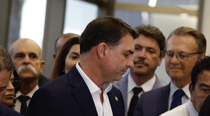 Datafolha revela que 64% da população considera errado pedido de dinheiro de Flávio a Vorcaro