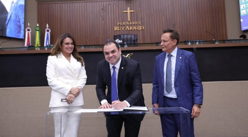 Deputado Roberto Cidade é eleito governador do Amazonas até o final de 2026
