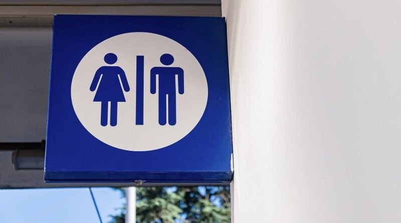 Deputado sugere a criação de banheiro neutro para pessoas trans