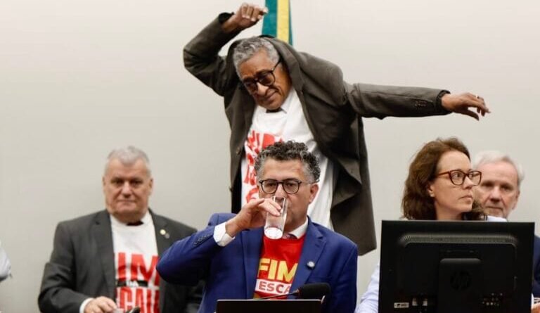 Deputados promovem distribuição de adesivos e camisetas durante sessão após o fim da 6 X 1