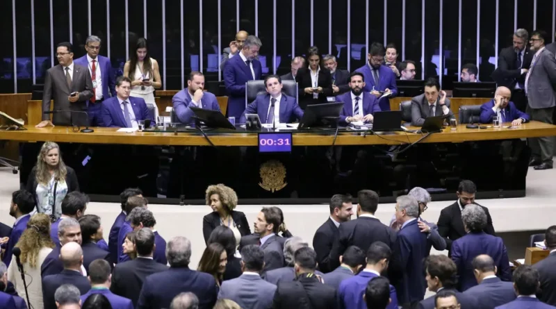 Deputados votam pela aprovação da PEC que extingue a escala 6x1