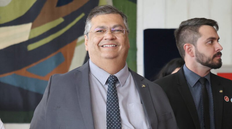 Dino inicia investigação no STF sobre possível desvio de emendas parlamentares para filme sobre Jair Bolsonaro