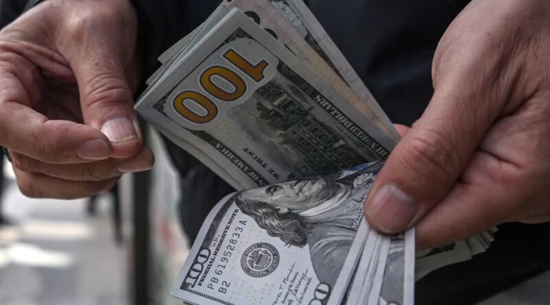 Dólar encerra cotação abaixo de R$ 4,90 pela primeira vez em 28 meses