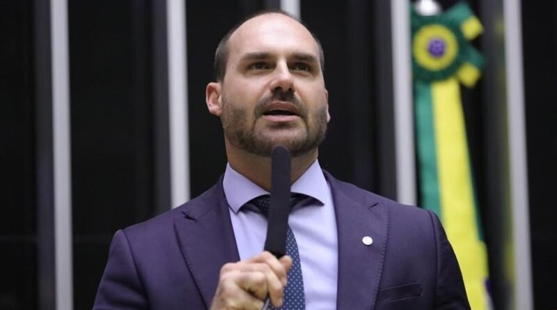 Eduardo é mencionado como administrador financeiro do filme Dark Horse