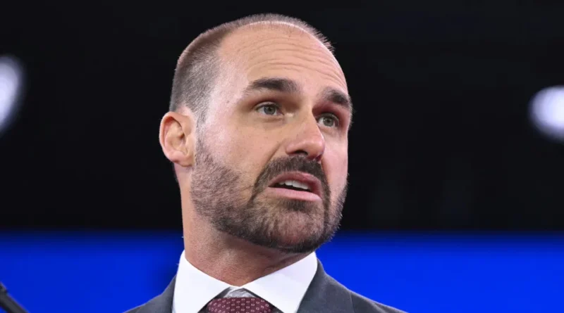 Eduardo fecha contrato com diretor de filme sobre Bolsonaro, segundo site