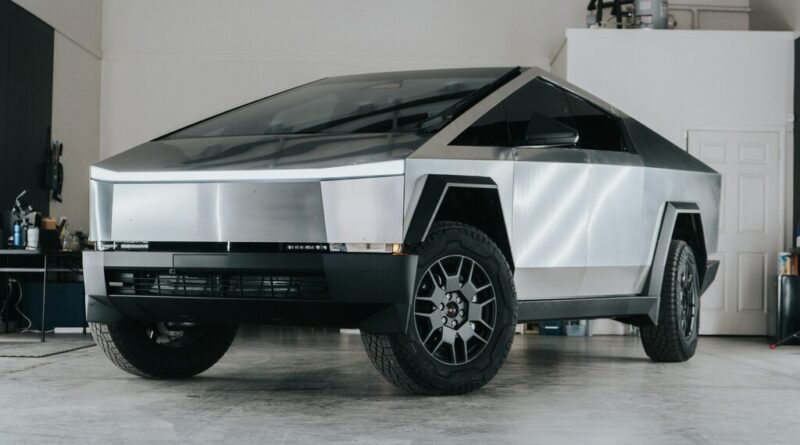 Elon Musk apresenta Cybertruck como indestrutível, mas rodas estão se soltando