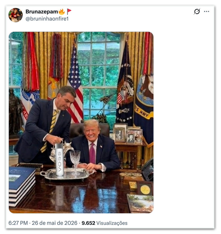 Flávio Bolsonaro servindo água para Trump