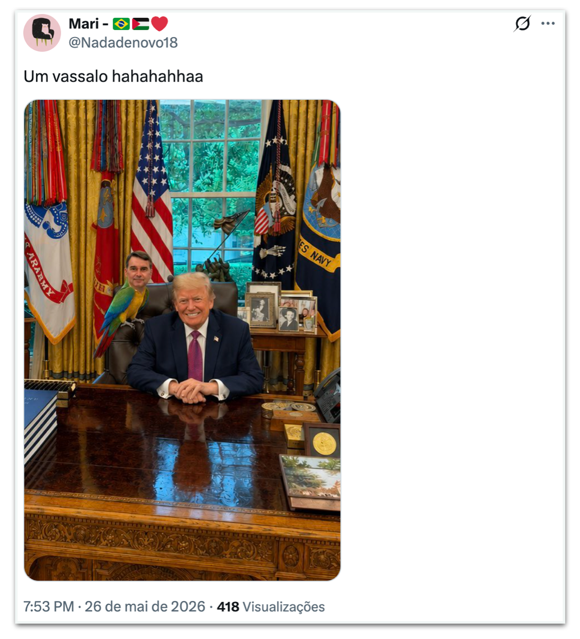 Flávio Bolsonaro de papagaio ao lado de Trump