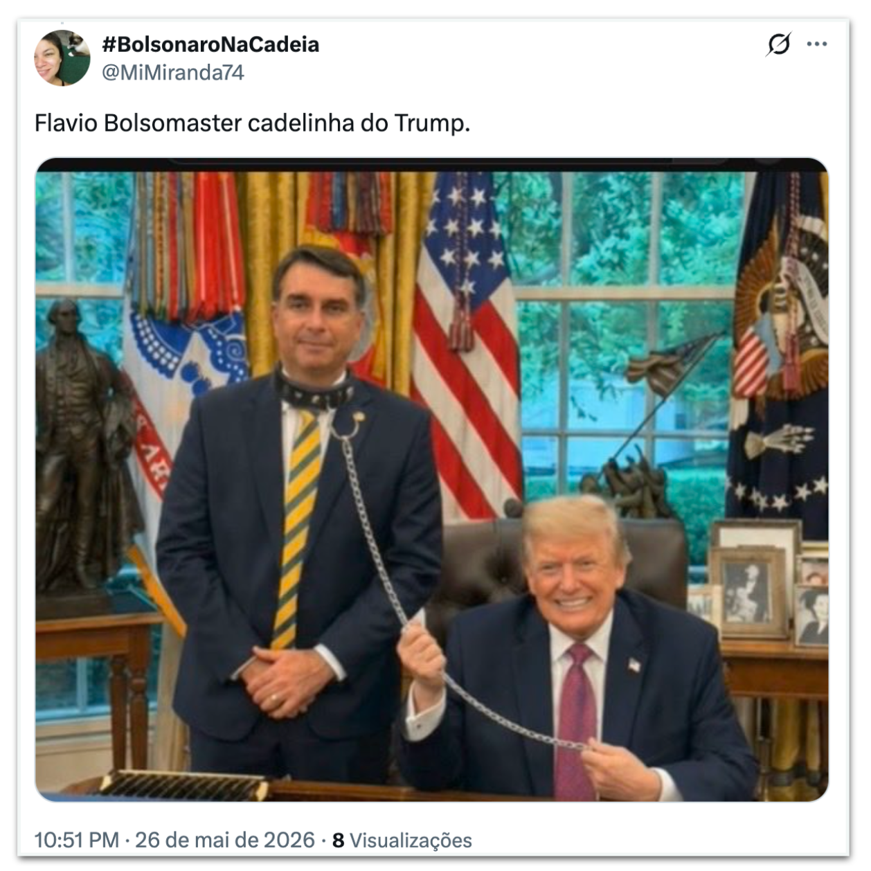 Flávio Bolsonaro de coleira ao lado de Trump