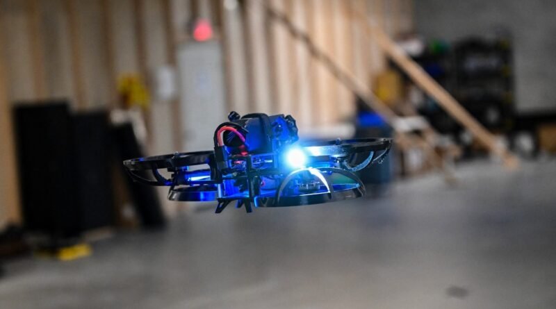 EUA realizam testes com drones capazes de neutralizar atiradores em escolas em menos de um minuto