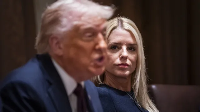 Ex-procuradora-geral dos EUA Pam Bondi é diagnosticada com câncer de tireoide