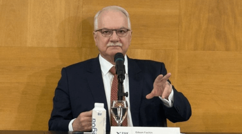 Fachin alerta sobre erosão legal da democracia