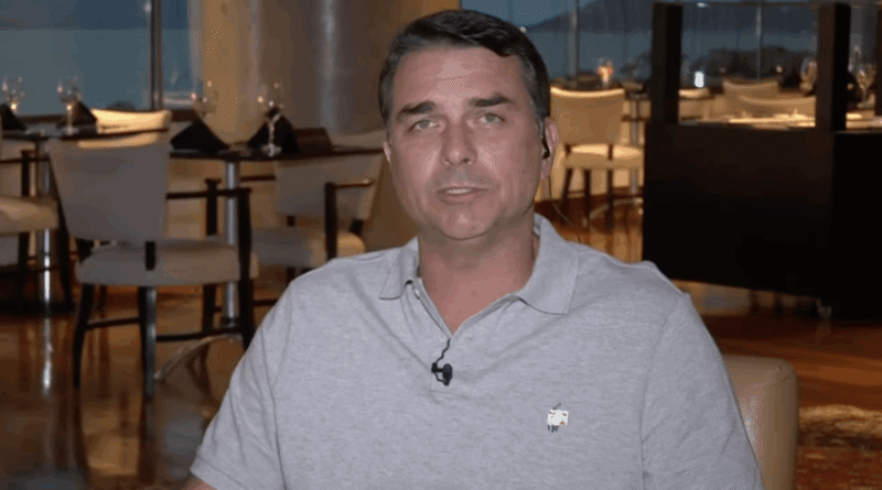 Flávio afirma que será o presidente se eleito, e não o pai
