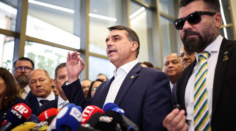 Flávio Bolsonaro confirma visita a Daniel Vorcaro após primeira prisão do banqueiro