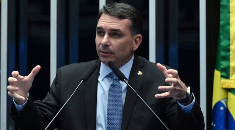 Flávio Bolsonaro contrata publicitário Eduardo Fischer e marqueteiro Alexandre Oltramari para sua campanha