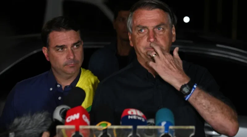 Flávio Bolsonaro defende uso de verba para filme sobre seu pai e questiona se ele merece ou não a produção