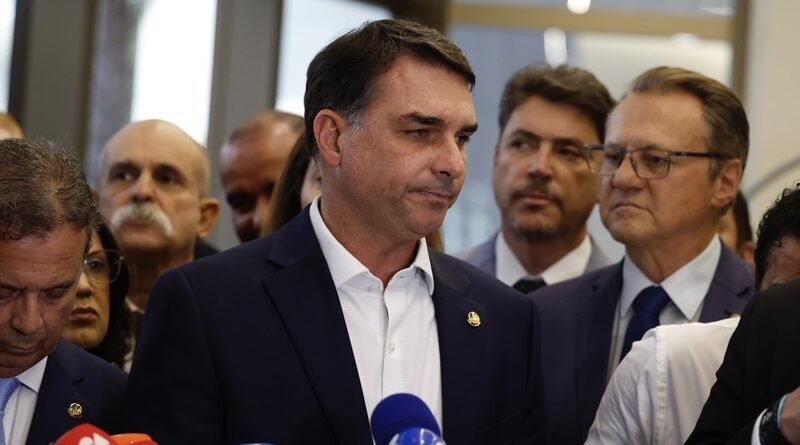Flávio Bolsonaro enfrenta crise de confiança no PL