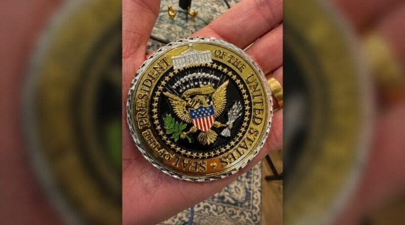 Flávio Bolsonaro mostra moeda de honra recebida de Trump