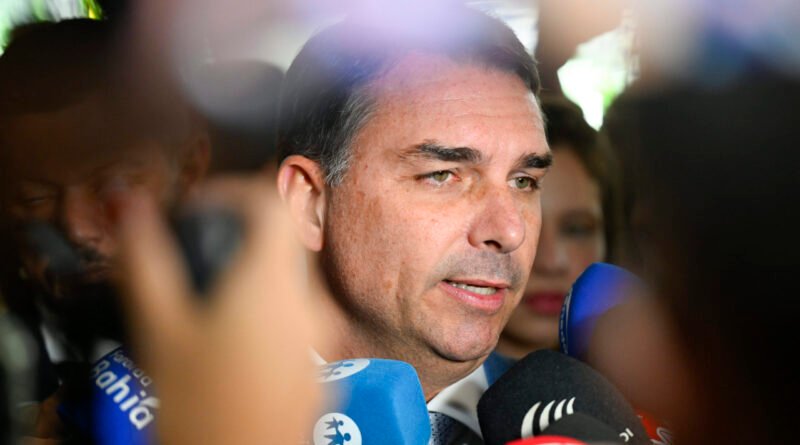 Flávio Bolsonaro se reúne com Fachin e promete postura mais centrada, mas critica Moraes