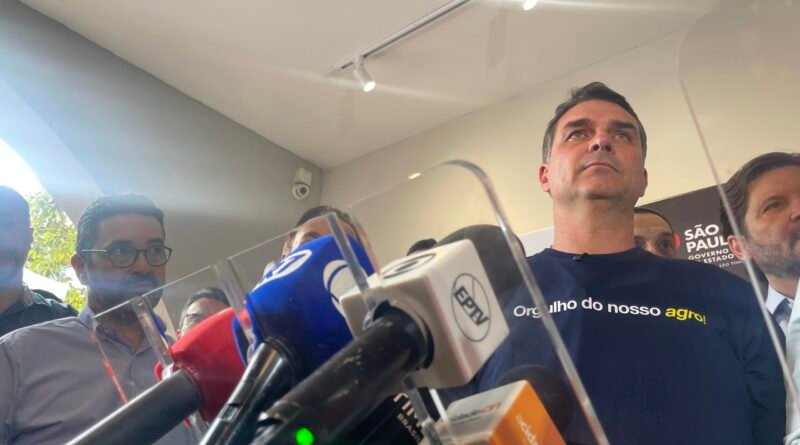 Flávio Bolsonaro solicita recursos a Vorcaro para financiar filme sobre seu pai, revela áudio do Intercept; senador refuta a acusação