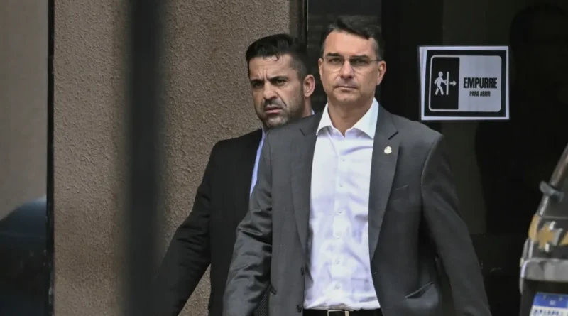 Flávio Bolsonaro viaja aos Estados Unidos em busca de encontro com Trump