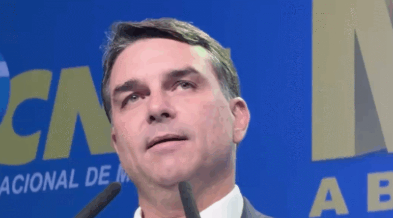 Flávio recebe aplausos em evento de prefeitos, mas é interrompido por gritos de "Vorcaro"