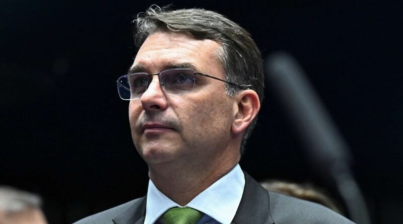 Flávio refuta irregularidades em diálogo com Vorcaro e solicita CPI