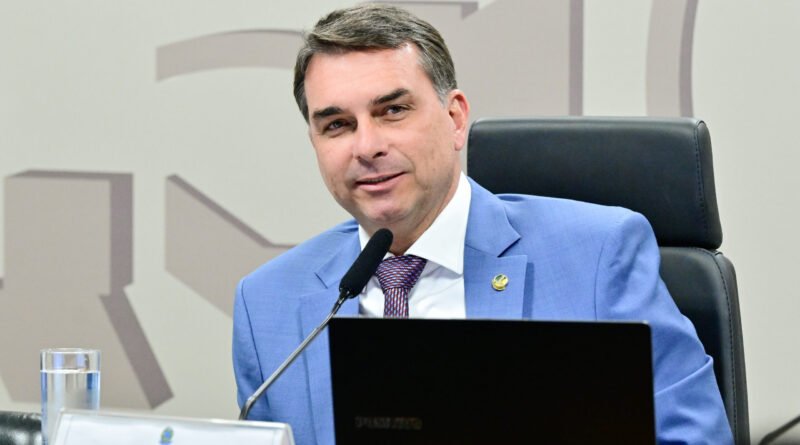 Flávio revela que Jair Bolsonaro aconselhou a manter firmeza e descartou Michelle como alternativa