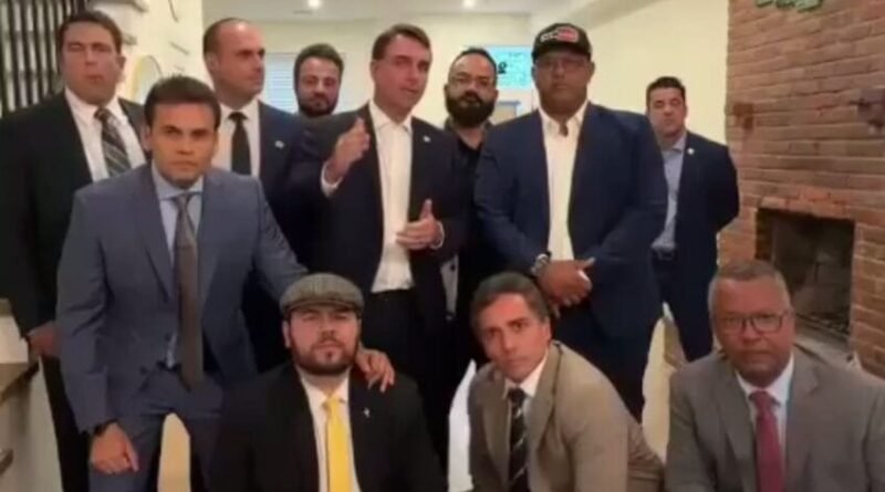 Flávio solicita engajamento nas redes sociais a eleitores nos EUA