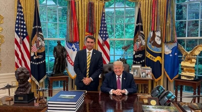 Governistas criticam encontro entre Flávio e Trump como manobra diversionista