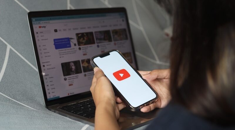 Governo aumenta classificação indicativa do YouTube de 14 para 16 anos