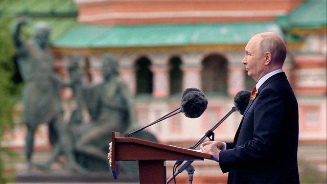 Guerra na Ucrânia é 'justa', afirma presidente russo em discurso contundente no Dia da Vitória e critica a Otan
