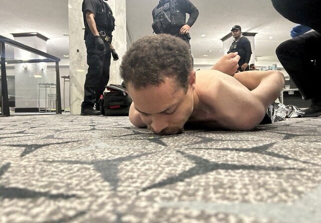 Homem se declara inocente após ser acusado de tentativa de assassinato contra Trump em jantar na Casa Branca