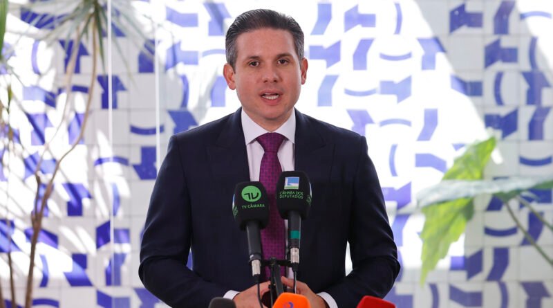 Hugo Motta propõe o término da escala 6×1 em texto de convergência sobre o assunto