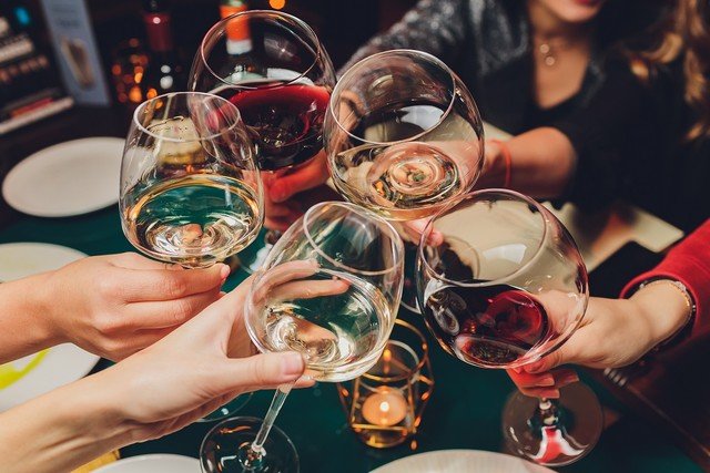 Imposto sobre vinho europeu começa a cair nesta sexta com acordo UE-Mercosul e será zerado em 2034; confira as datas