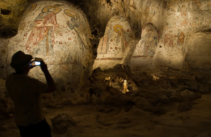 Itália demonstra que sustentabilidade pode ser alcançada sem tecnologia moderna com cavernas habitadas há 9 mil anos como exemplo de arquitetura bioclimática