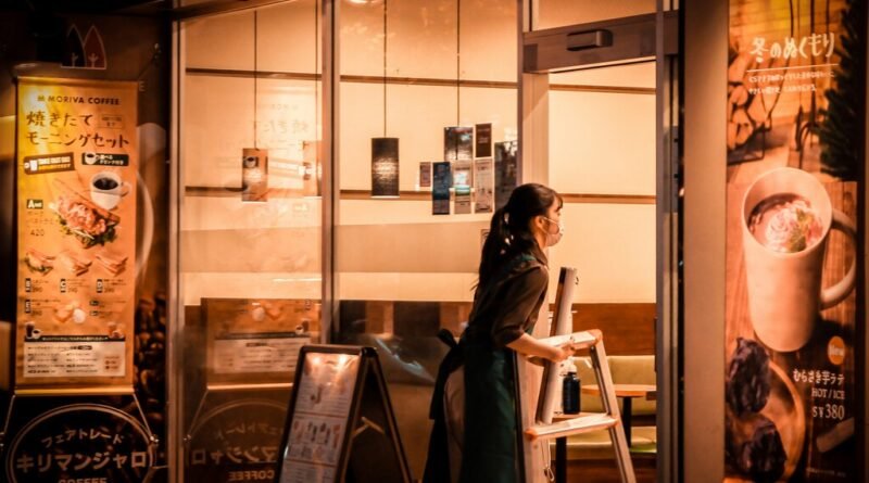 Japão enfrenta crise de natalidade e observa crescimento de cafeterias noturnas para atender bebês que choram