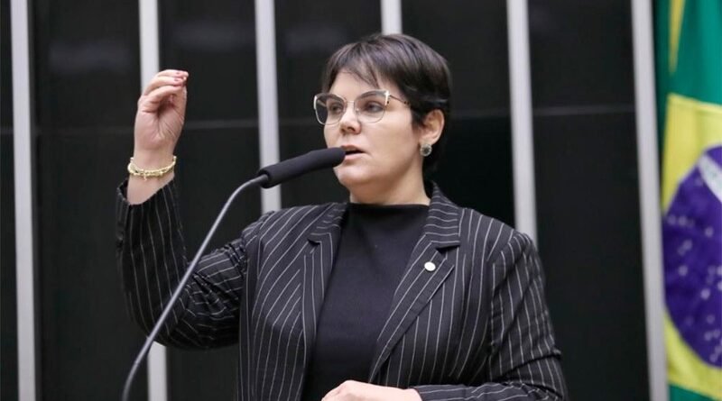 Lei Cor de Rosa restringe políticas femininas a mulheres cisgênero
