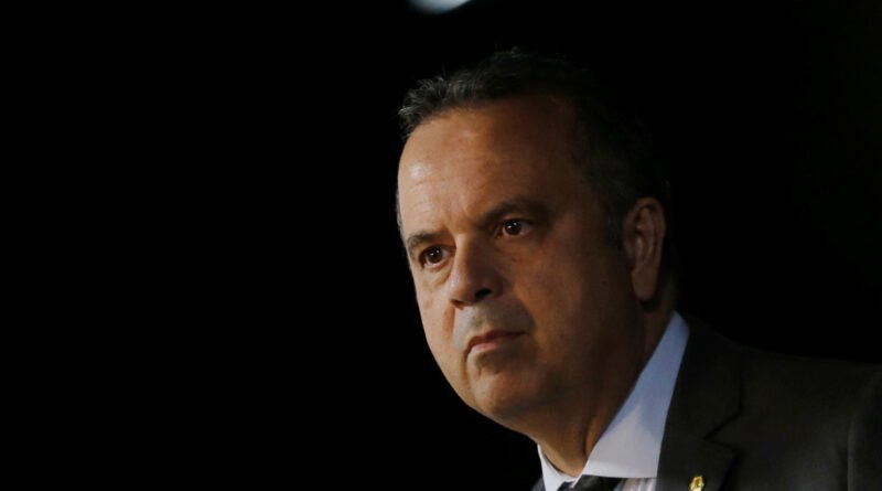 Líderes do PL se abstêm de comentar sobre ligação entre Flávio Bolsonaro e Vorcaro enquanto petistas exigem investigação