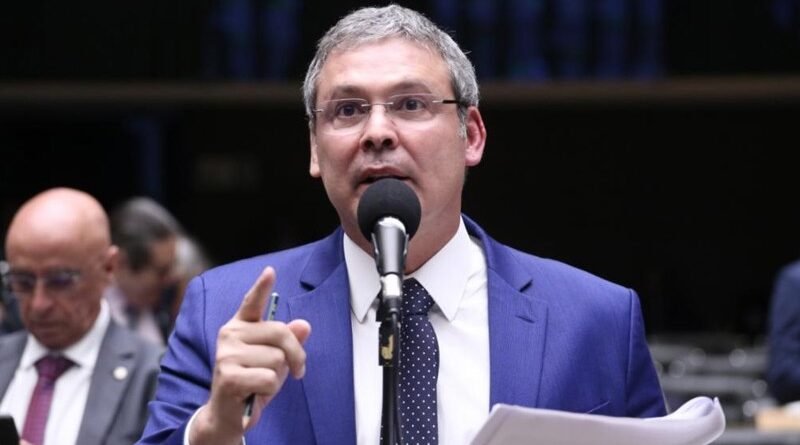 Lindbergh solicita inclusão de Bolsonaro e Flávio em inquérito sobre Eduardo