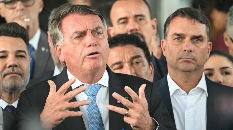 Lindbergh solicita inclusão de Flávio e Jair Bolsonaro em inquérito sobre coação nos EUA envolvendo Eduardo