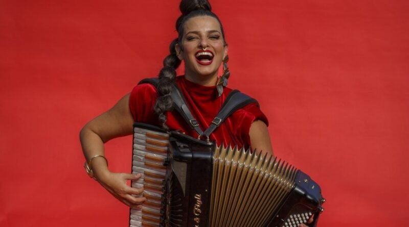 Lívia Mattos se destaca ao inovar com a sanfona em um ato de resistência