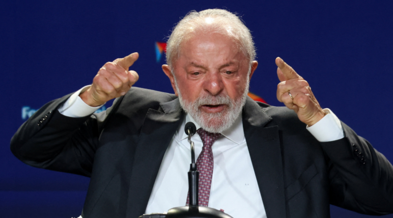Lula classifica Flávio como 'traidor da Pátria' e afirma que país não aceita ser tratado como 'republiqueta'